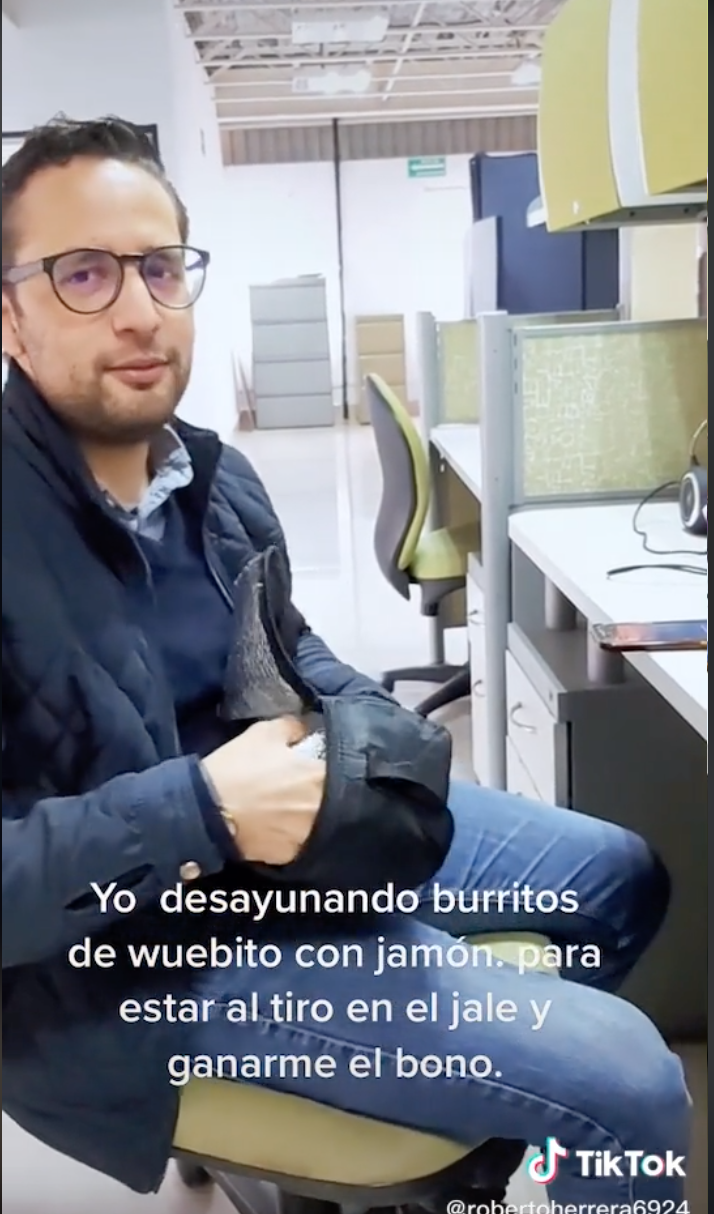 Godín calienta su desayuno en la oficina y en segundos la incendia