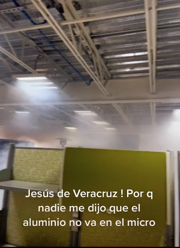 Godín calienta su desayuno en la oficina y en segundos la incendia