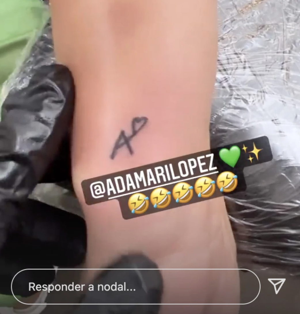 Christian Nodal le hace tatuaje a Adamarí López y así queda