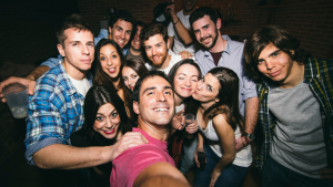 Estudio dice que por salud debes salir con tus amigos 2 veces a la semana