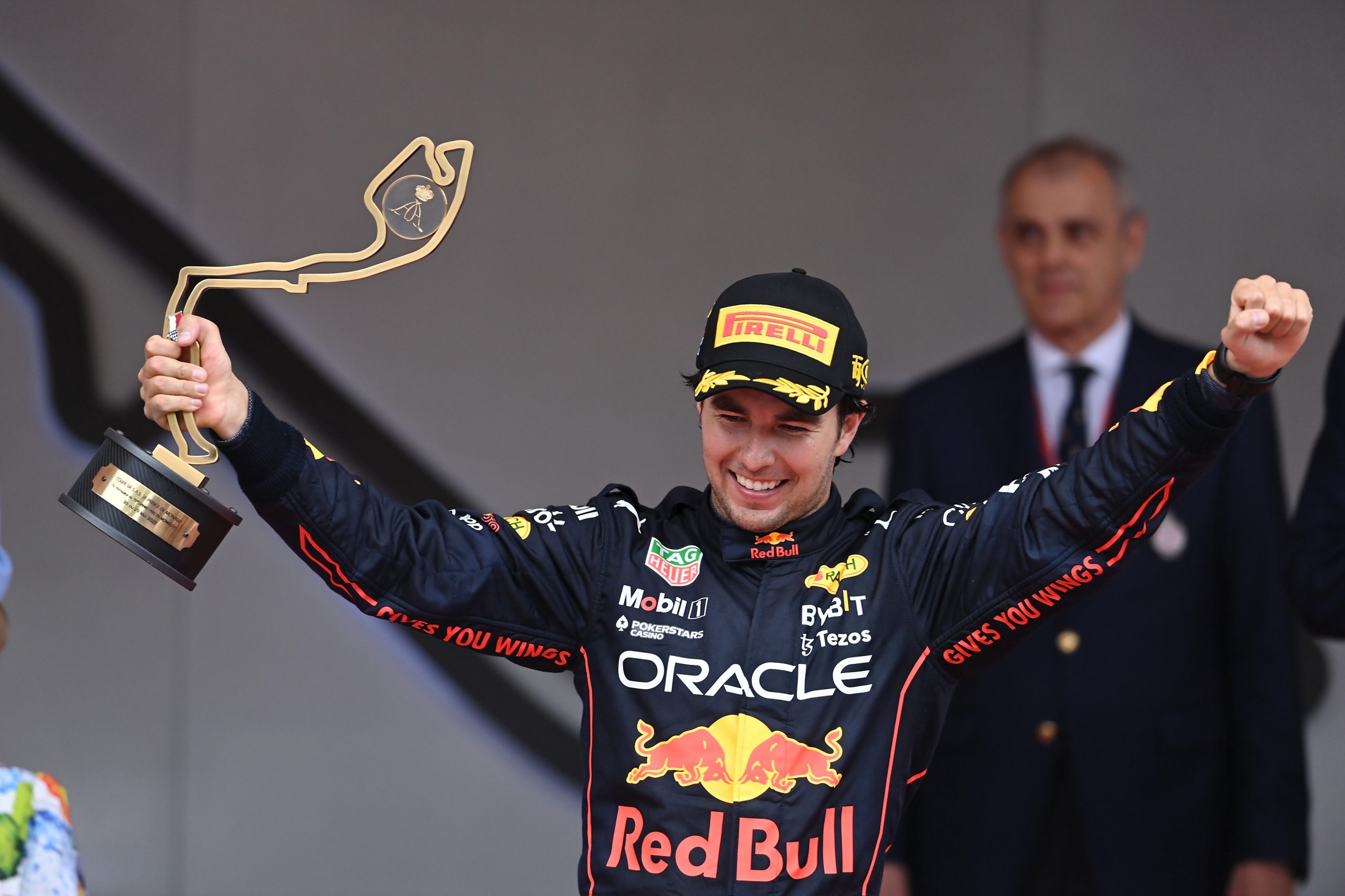 Checo Perez levantando el Gran Premio de Mónaco 2022