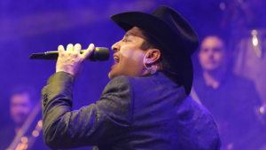 Julión Álvarez sufre robó masivo de su equipo en plena carretera