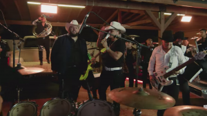 Grupo Firme y El Fantasma estrenan su sencillo "Fuera de servicio"