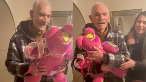 Abuelito conmueve al recibir peluche con la cobija de su esposa fallecida