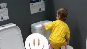 Pequeño niño usa el inodoro de exhibición y causa risa en la tienda