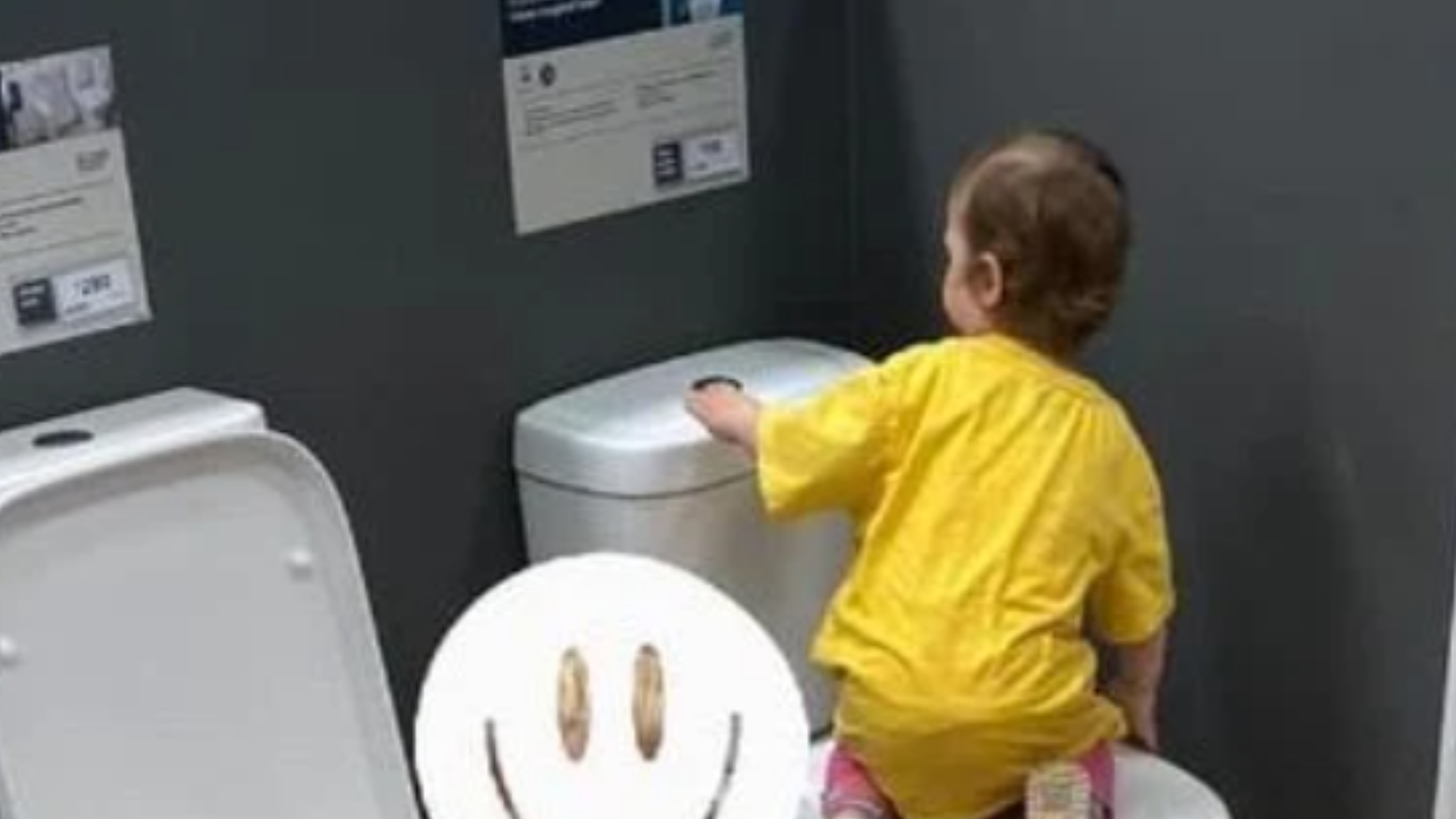 Pequeño niño usa el inodoro de exhibición y causa risa en la tienda