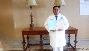 Limpiaba carros para pagar su escuela y ahora es médico