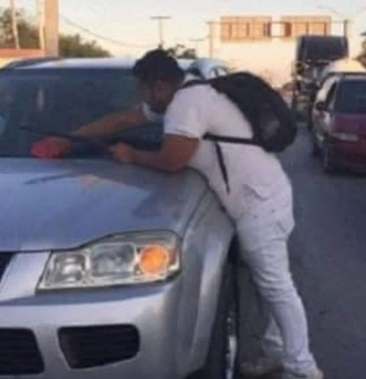 Limpiaba carros para pagar su escuela y ahora es médico
