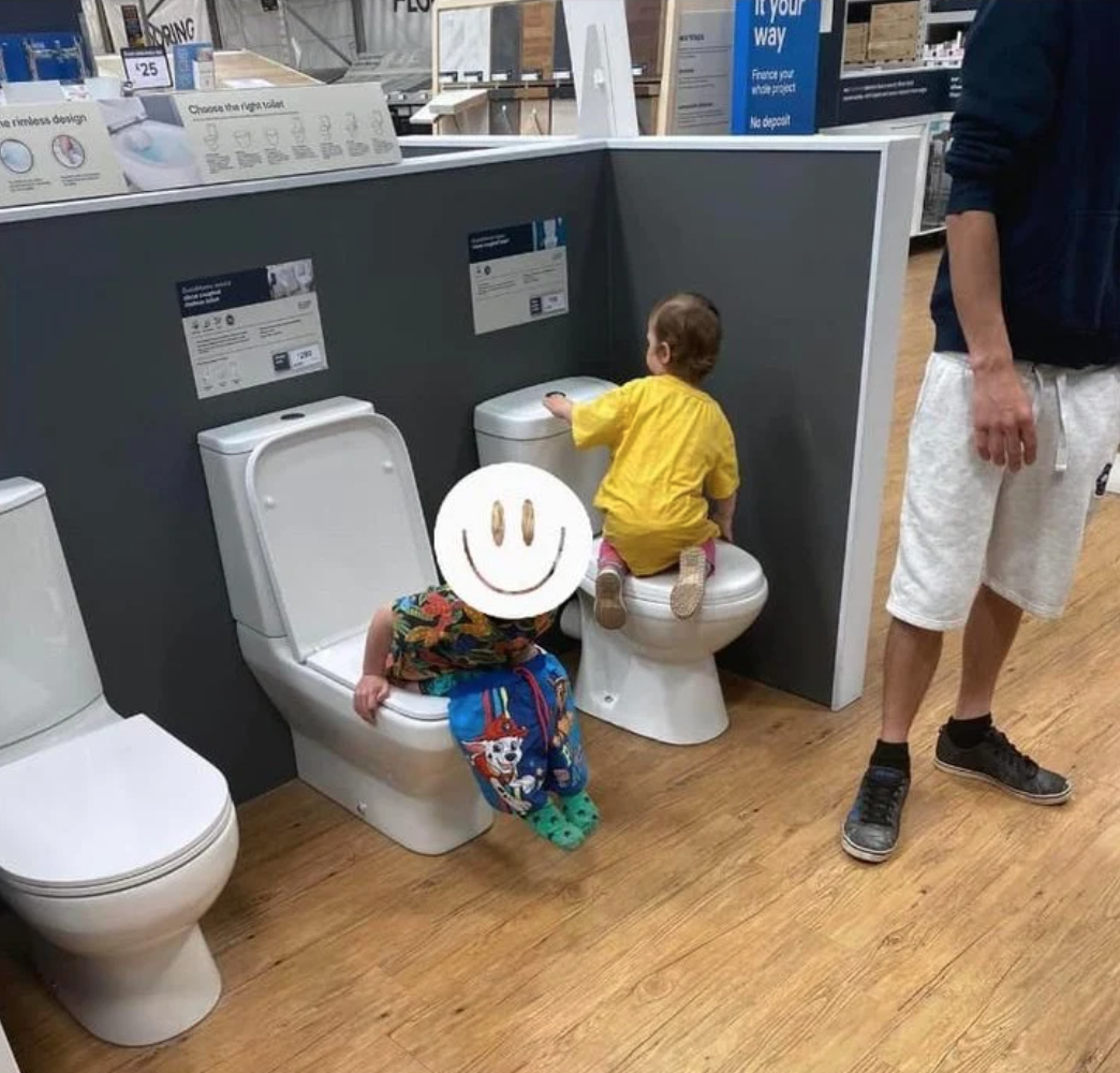 Pequeño niño usa el inodoro de exhibición y causa risa en la tienda