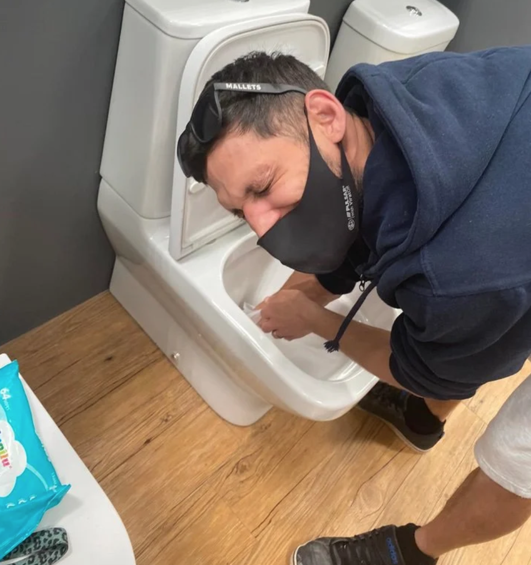 Pequeño niño usa el inodoro de exhibición y causa risa en la tienda
