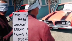 Le regala a su papá el mismo carro que vendió para para pagar su escuela