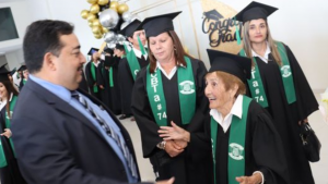 Abuelita logra terminar la preparatoria a los 84 años y conquista corazones