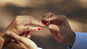 Le pide matrimonio a su novia y una jirafa la golpea por accidente