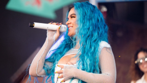 Karol G se despide del color azul y luce un nuevo look muy cautivante