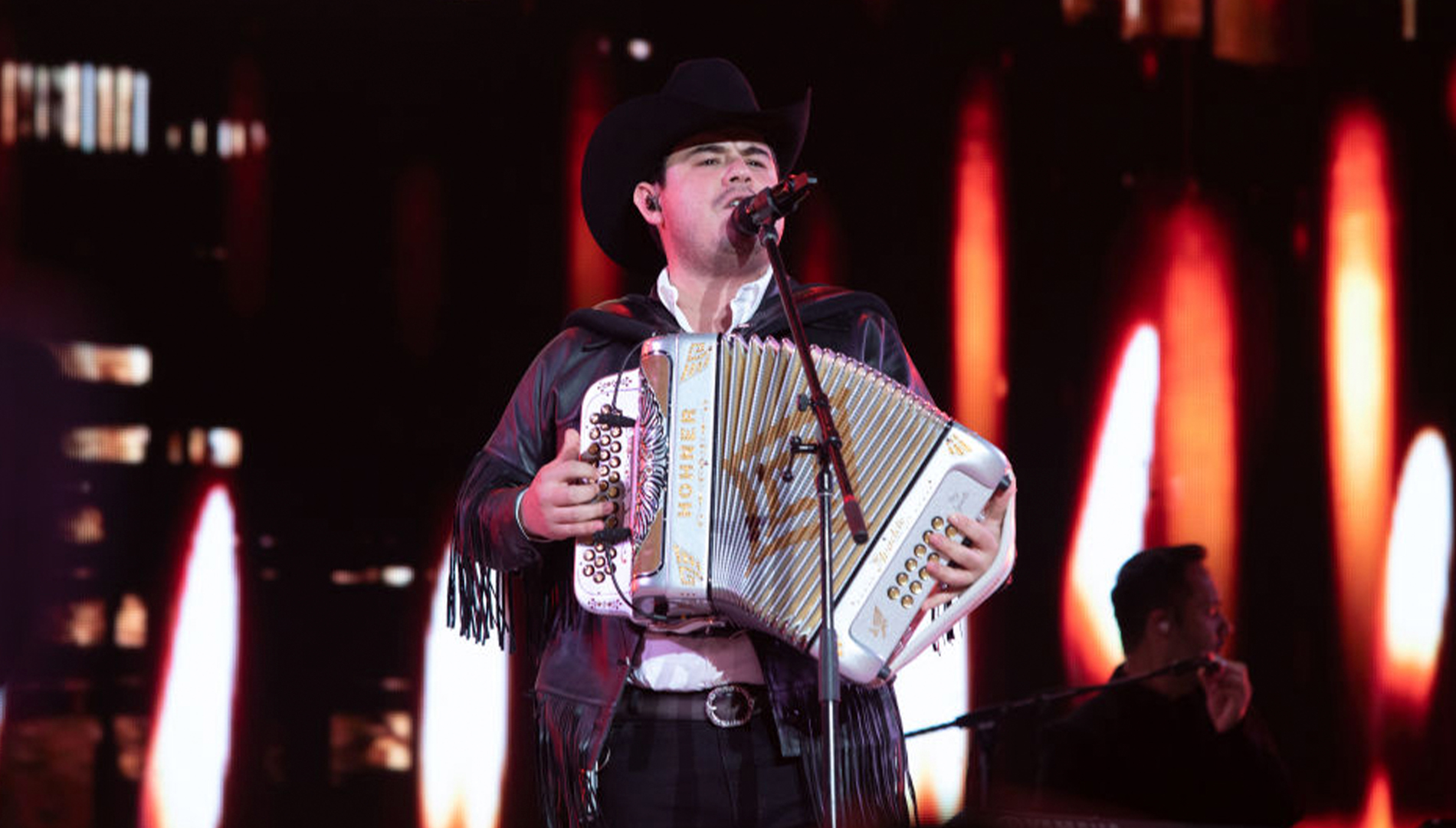 ¿Quién es Alfredo Olivas? La historia, vida y legado musical del cantante