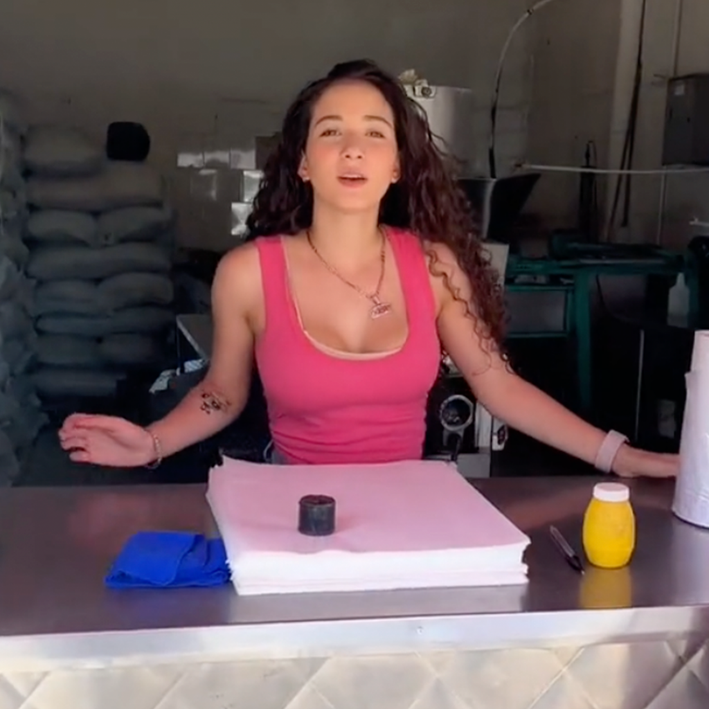 Doña Mary, la guapa vendedora de tortillas enamora en las redes l VIDEO