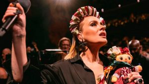 Adele-sorprendió-con-atuendo-mexicano