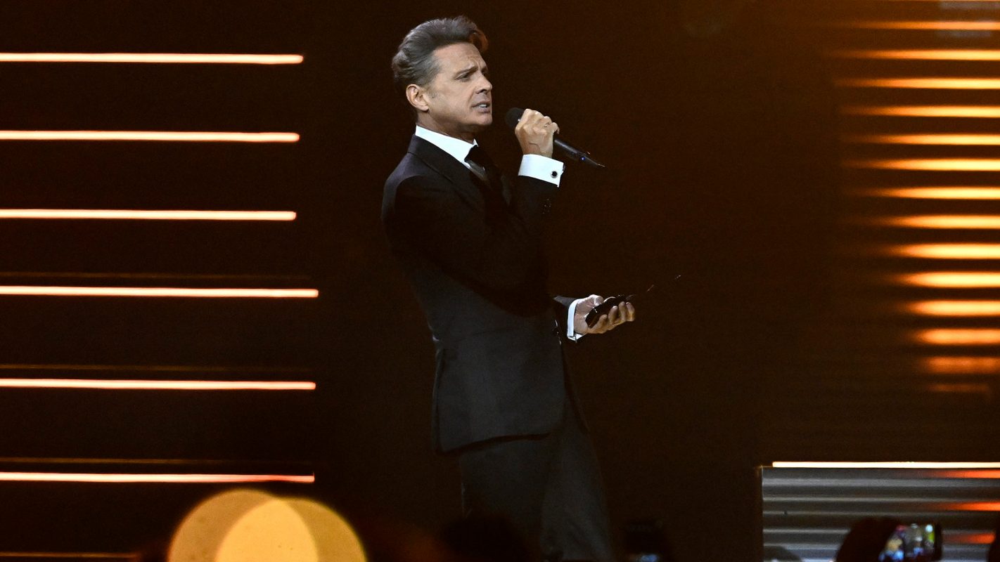 Luis Miguel besa a Carolina Herrera en pleno concierto