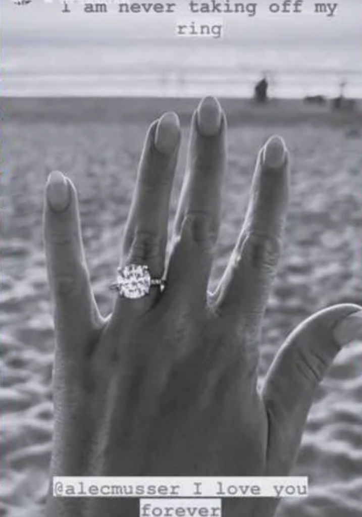 Alec Musser anillo de compromiso con su prometida