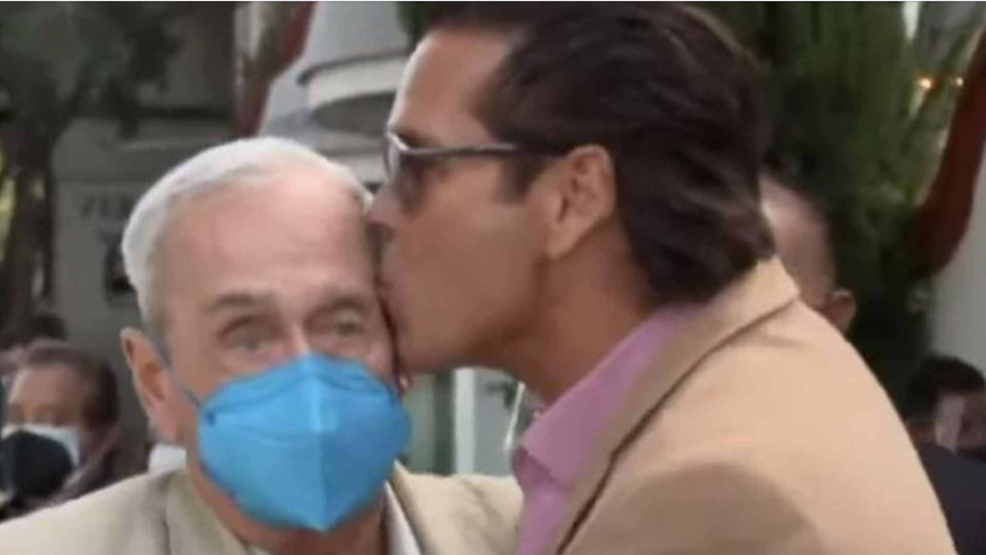 Roberto Palazuelos besando a su padre