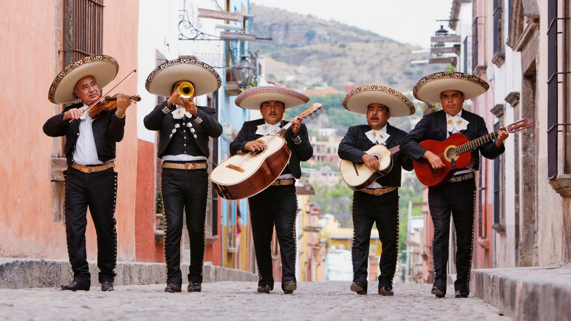 Mariachi cantando la tradicional musica mexicana