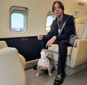 Natanael Cano viaja en avión privado