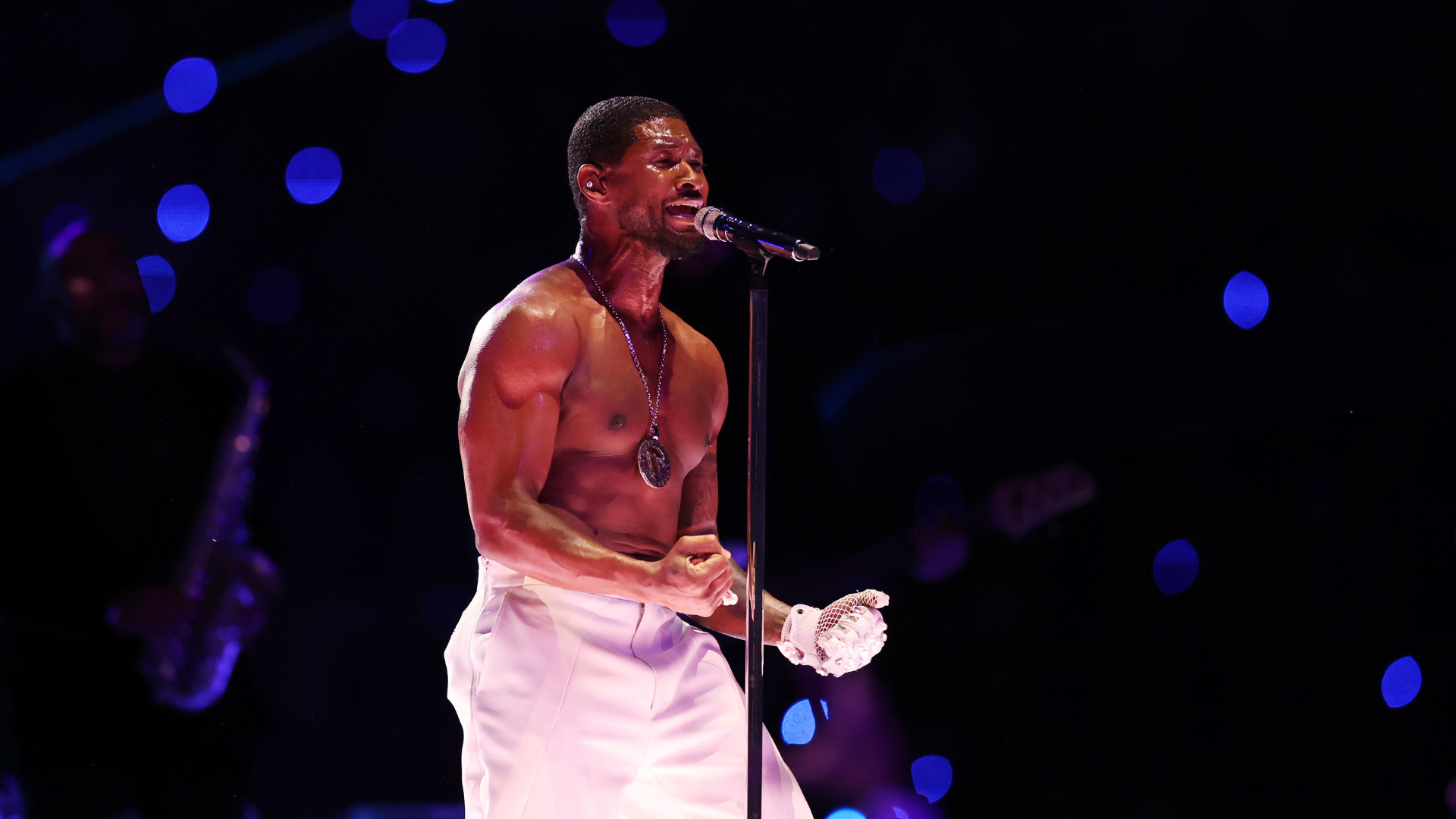 Usher canta en el medio tiempo del Super Bowl