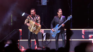 Los Tigres del Norte lanzan nueva canción.