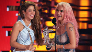 Shakira lanza video similar al de Karol G.