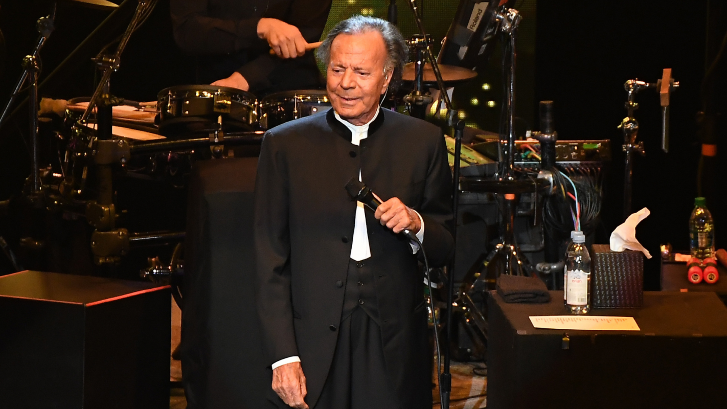 Memes de Julio Iglesias inundan las redes sociales