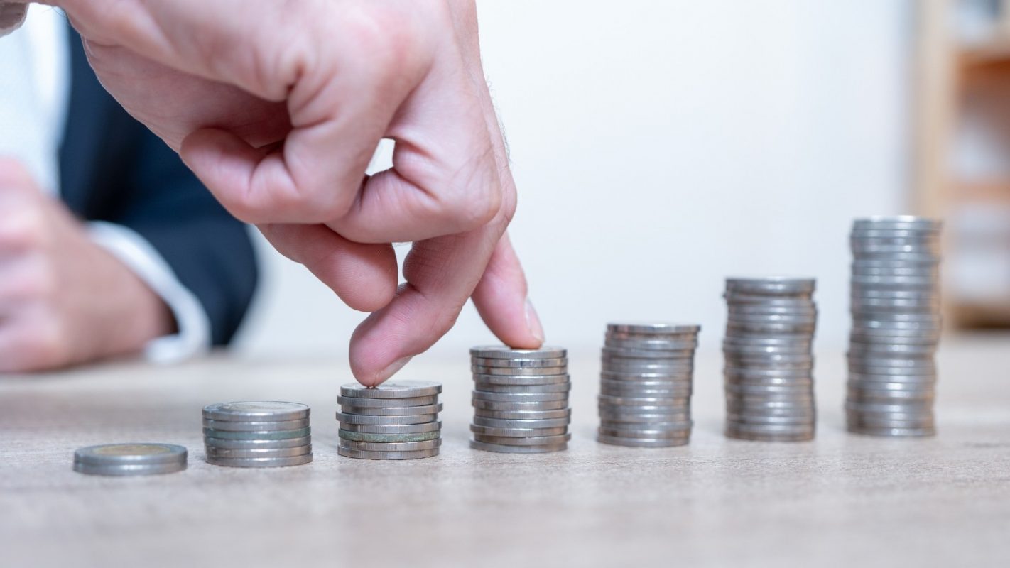 Empleado cotando dinero de salario