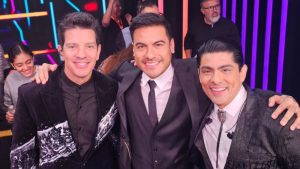 Carlos Rivera junto a Victor García y Yahir, en la final de Duelo de Voces