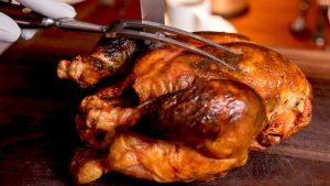 ¿Por qué cuesta más una pechuga de pollo que un pollo rostizado entero?