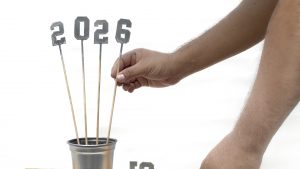 Wooden skewers used for the year 2026, placed by men's arms, ideal for parties and events.