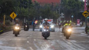 Pace car and  police officers escort a runner during the Mexico City Marathon