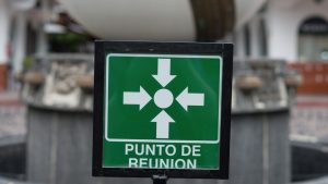 'Punto de reunion' sign