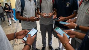 Prohíben dispositivos móviles